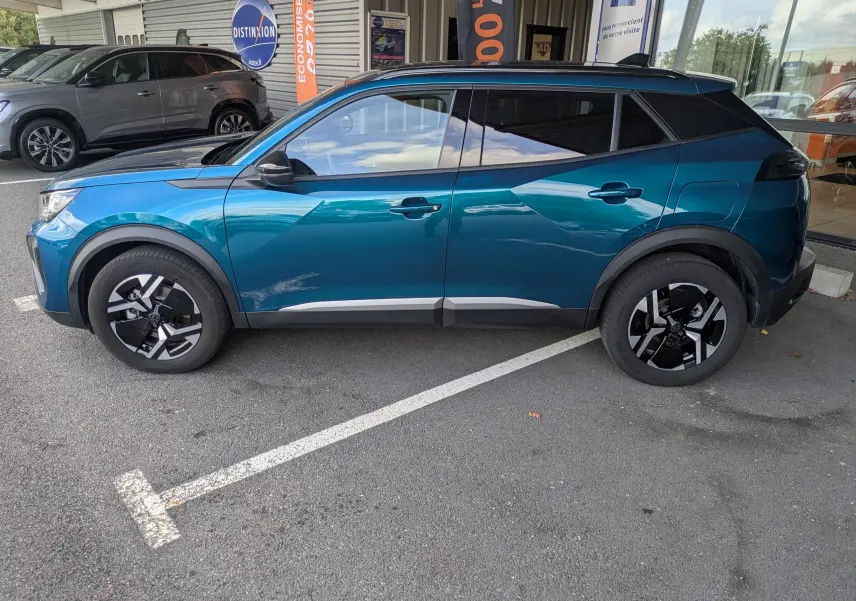 Peugeot 2008 Hybrid 145 bleu obsession en vue profil côté gauche, jantes alliage 17'' et vitres surteintées.