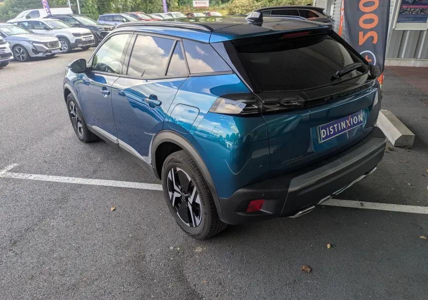 Vue 3/4 arrière droite du Peugeot 2008 Hybrid 145 bleu Obsession avec jantes alliage 17'' et toit noir brillant.