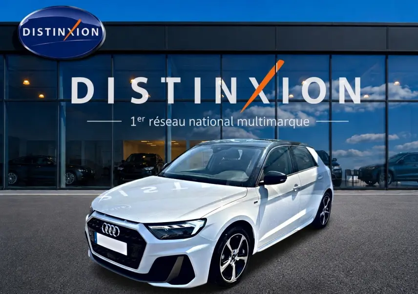 Audi A1 Sportback blanc et noir vue 3/4 avant droit, avec jantes alliage et toit noir brillant.