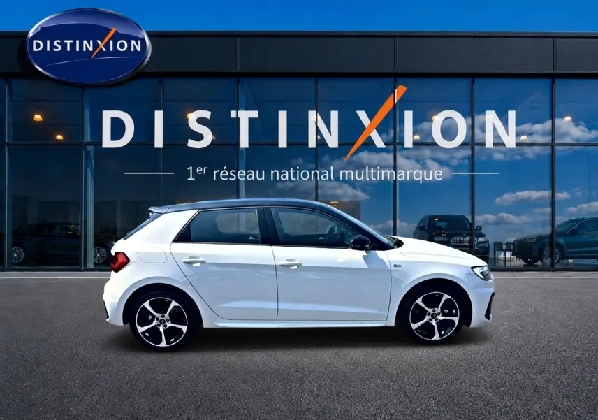 Audi A1 Sportback blanc et noir vue de profil côté gauche, avec jantes alliage et toit contrasté noir.