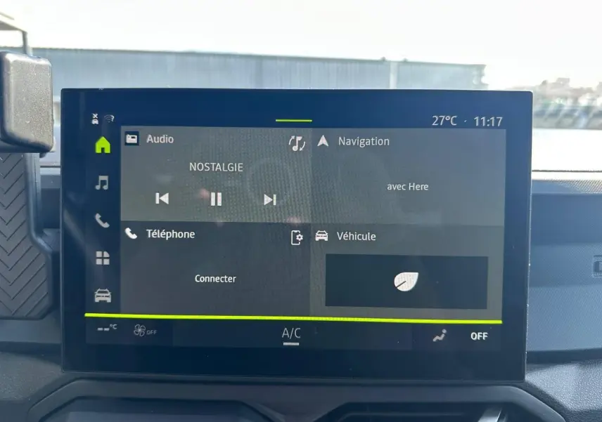 Écran tactile central du tableau de bord du Dacia Duster 2025 affichant les menus audio, navigation et téléphone.