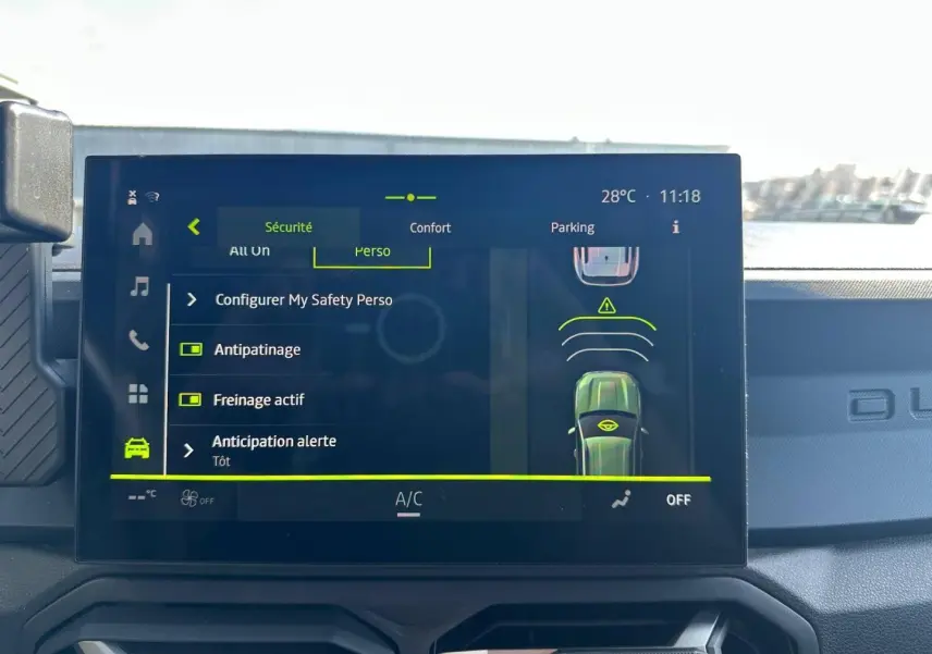 Écran tactile du tableau de bord du Dacia Duster 2025 affichant les options de sécurité et assistance à la conduite.