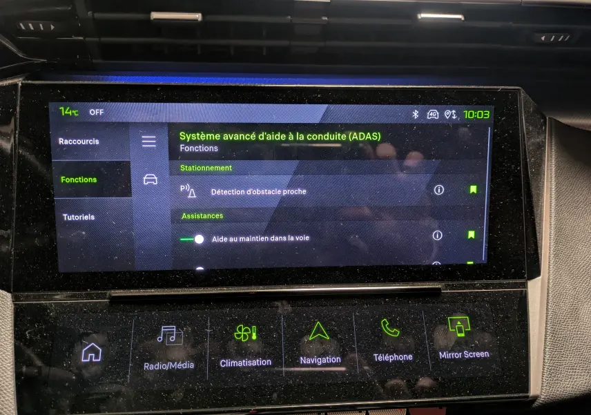 Écran tactile central du tableau de bord de la Peugeot 308 SW Hybrid 145 GT affichant l'option Mirror Screen.