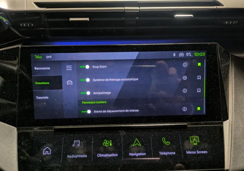 Écran tactile central du tableau de bord de la Peugeot 308 SW Hybrid gris, affichant les aides à la conduite avancées.