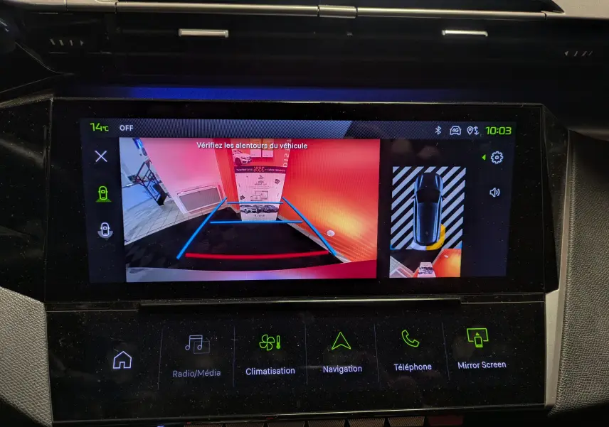 Écran tactile central de la Peugeot 308 SW Hybrid gris, affichant les réglages avancés d’aide à la conduite.