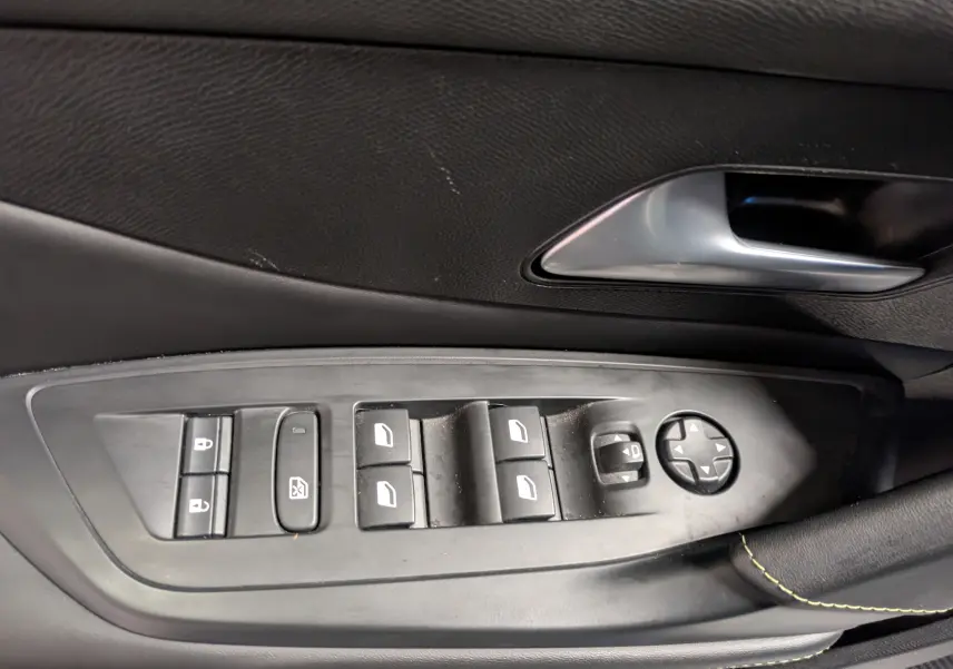 Vue intérieure côté droit des sièges arrière en sellerie mixte tissu et cuir gris du Peugeot 308 SW Hybrid 145 eDCS6 GT 2025.