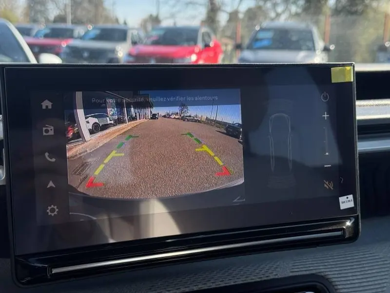 Écran intérieur affichant la caméra de recul du Citroën C3 Aircross 2026, vue arrière avec lignes de guidage colorées.