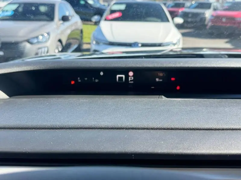 Vue intérieure du tableau de bord du Citroën C3 Aircross 2026, affichage numérique minimaliste en position parking.