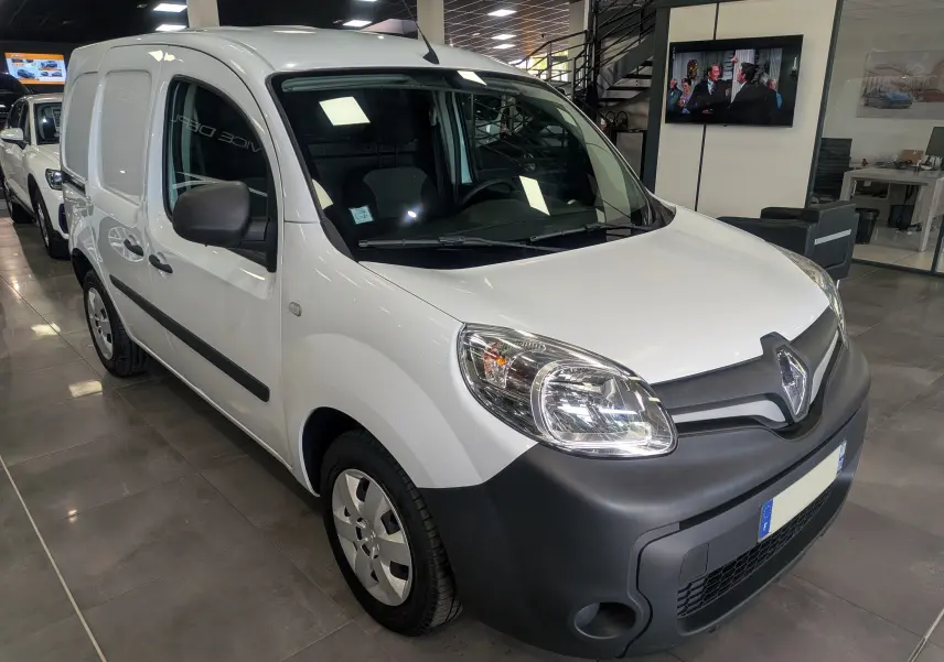 Renault Kangoo Express blanc minéral vu en 3/4 avant droit, avec pare-chocs noir mat et jantes acier.