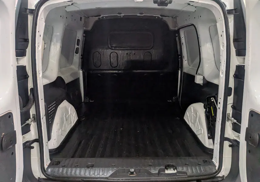 Vue intérieure arrière du Renault Kangoo Express blanc minéral 2020, montrant l'espace de chargement vide et protégé.
