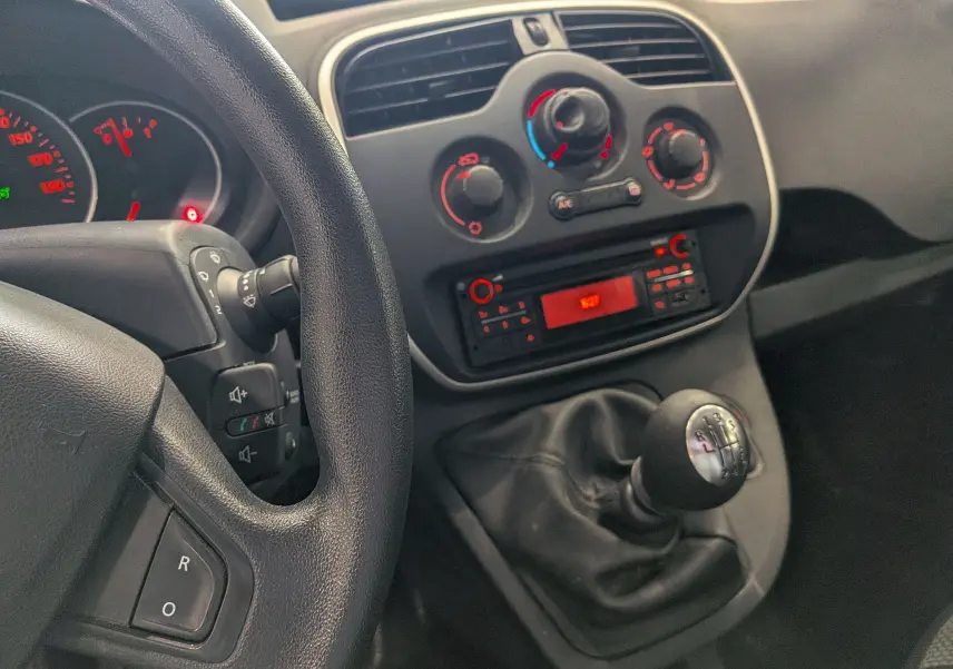 Vue intérieure rapprochée du tableau de bord et levier de vitesses manuel du Renault Kangoo Express 2020, finition Grand Confort.