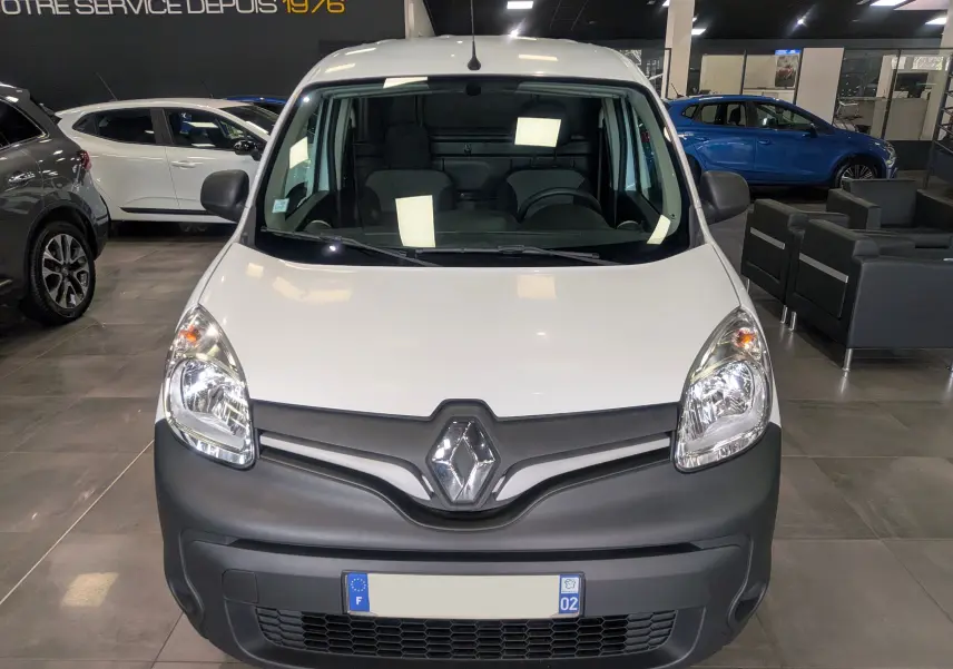Vue de face d'un Renault Kangoo Express blanc minéral 2020 avec pare-chocs noirs et logo Renault bien visible.