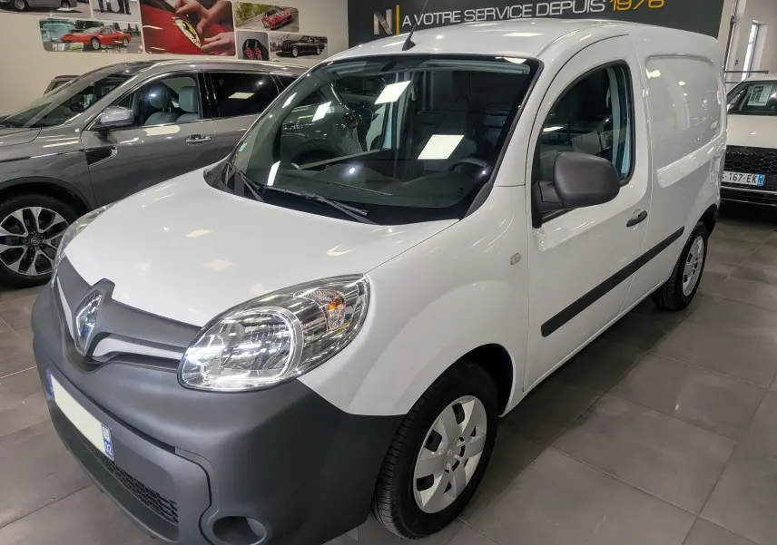 Renault Kangoo Express blanc minéral en 3/4 avant droit, avec pare-chocs noir mat et jantes acier.