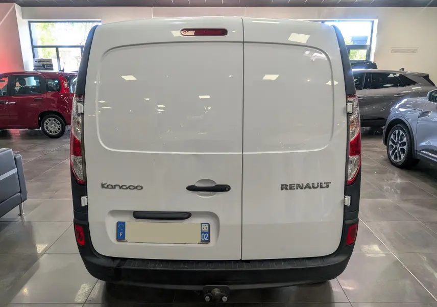 Vue arrière d'un Renault Kangoo Express blanc minéral 2020 avec portes battantes et attelage visible en showroom.