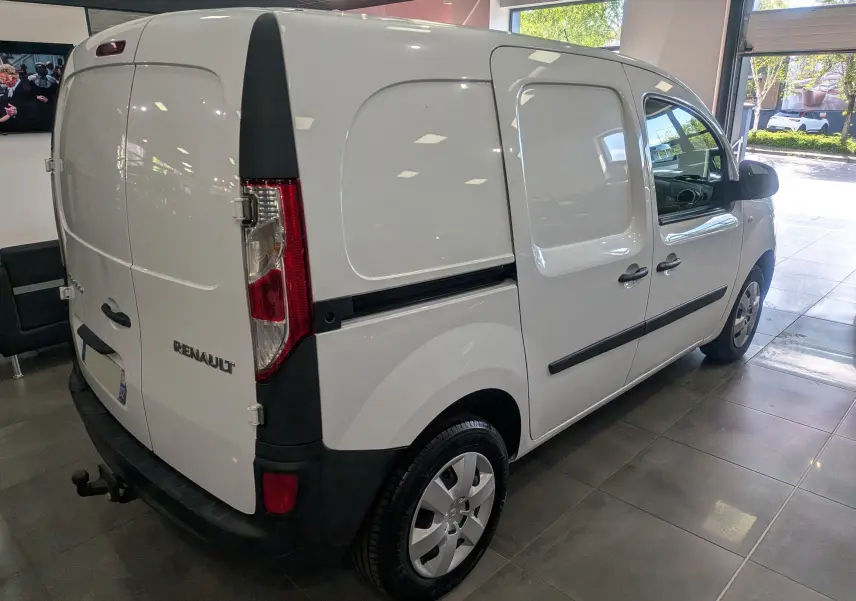 Vue 3/4 arrière droite du Renault Kangoo Express blanc minéral, utilitaire avec hayon et vitres latérales opaques.