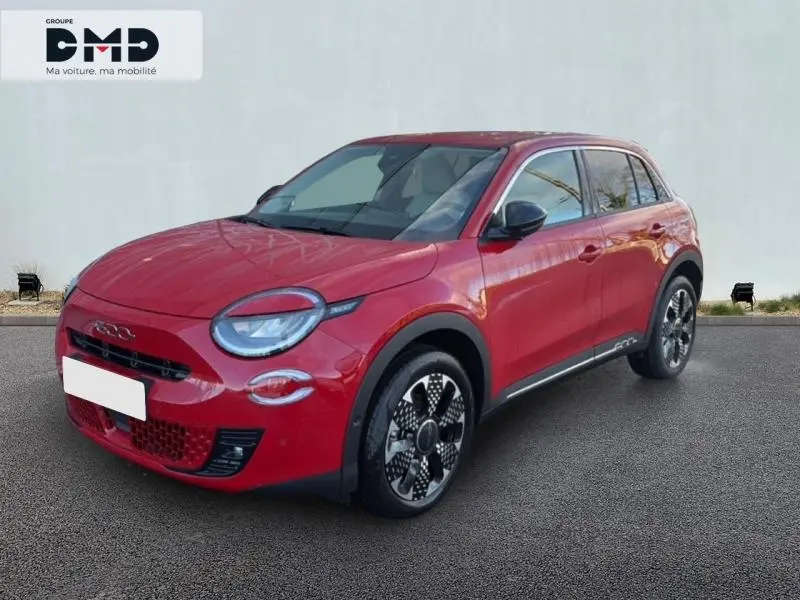 Vue 3/4 avant droite d'une FIAT 600 rouge avec jantes alu au design moderne et détails noirs contrastants.