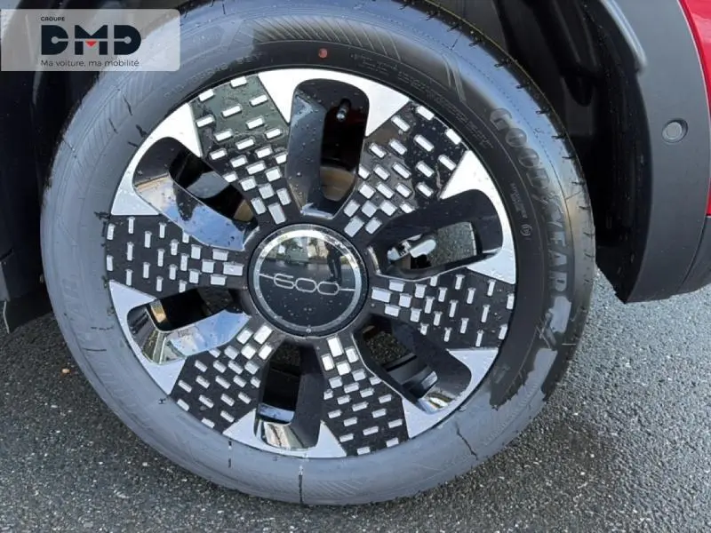 Gros plan sur la jante noire et argentée du FIAT 600 rouge, mettant en valeur son design moderne et le logo central 600.