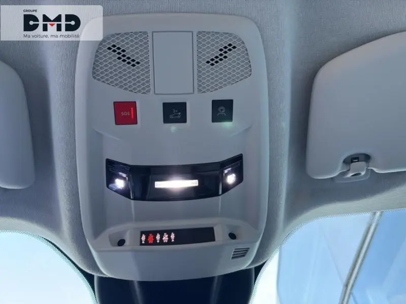 Vue en gros plan du plafonnier intérieur avec boutons SOS et éclairage, FIAT 600 rouge 2026.