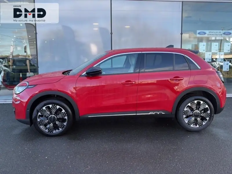 Vue de profil droit d'une FIAT 600 rouge 2026 avec jantes alu au design distinctif et vitres arrière surteintées.