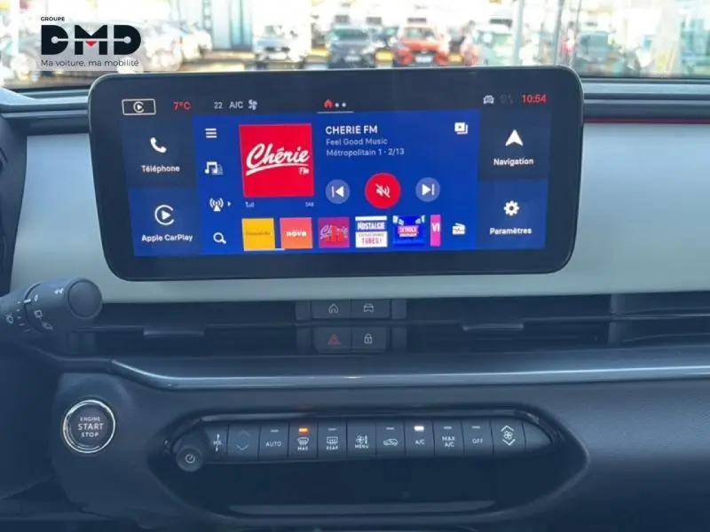 Tableau de bord de la FIAT 600 rouge, vue frontale centrée sur l'écran tactile multifonction et commandes climatisation.
