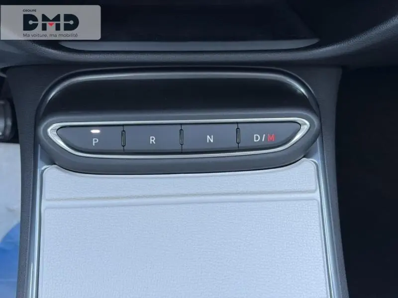 Gros plan sur la console centrale avec les boutons de sélection de la boîte automatique du Fiat 600 hybride.