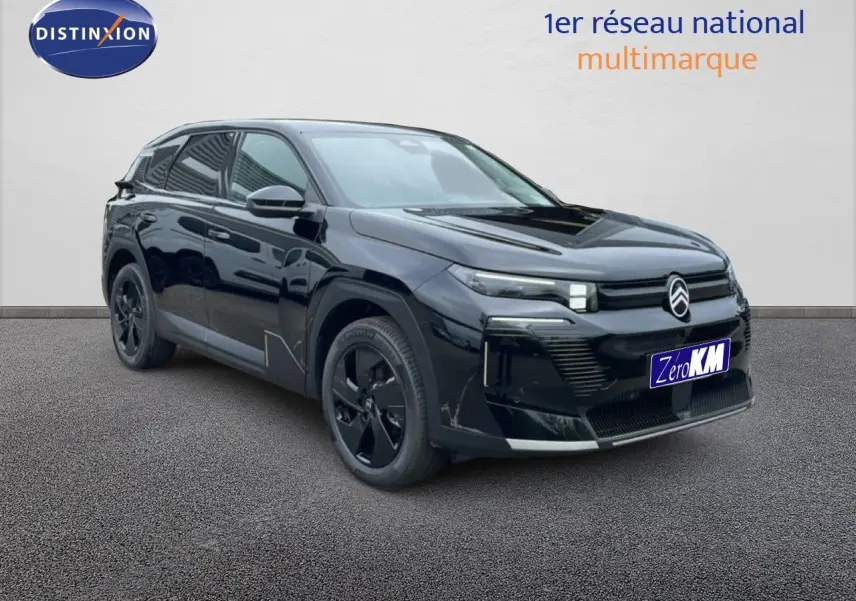 Citroën C5 Aircross noir perle métal en 3/4 avant droit, avec jantes noires et calandre distinctive.