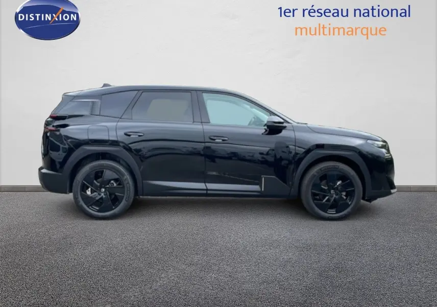 Vue de profil côté gauche du Citroën C5 Aircross noir perle métal avec jantes noires et lignes modernes.