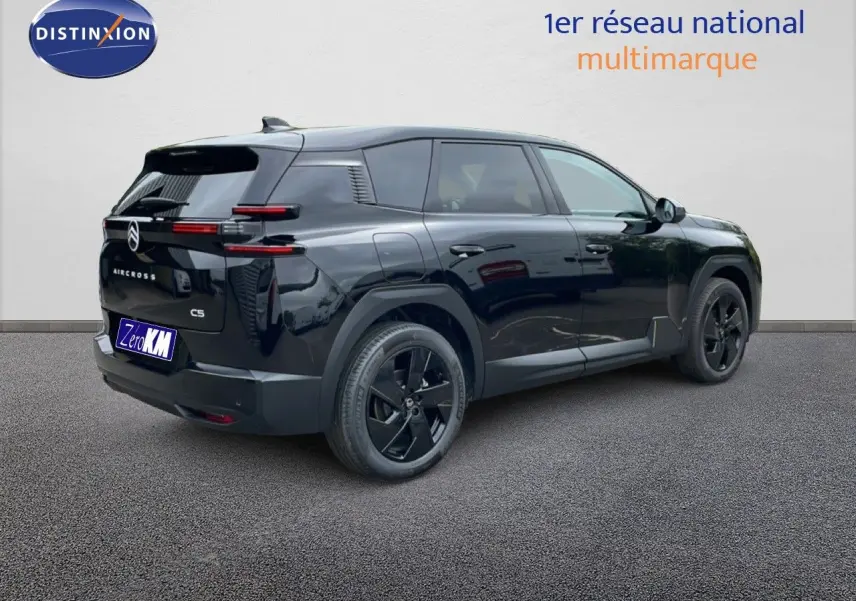 Vue 3/4 arrière droite d'un Citroën C5 Aircross noir perle métal avec jantes noires et feux arrière LED distinctifs.