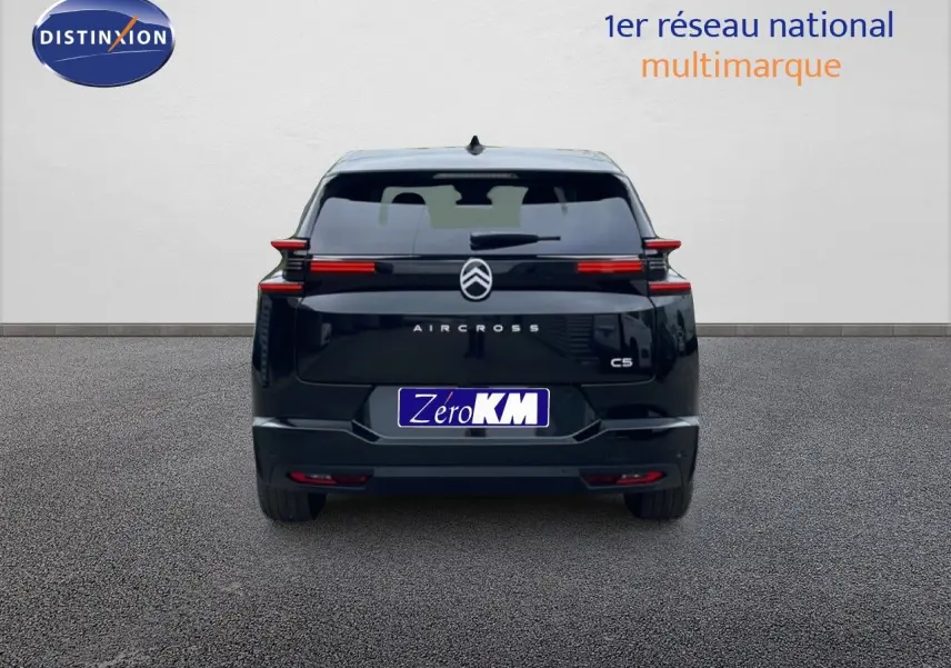 Vue arrière du Citroën C5 Aircross noir perle métal 2026 avec feux LED horizontaux et logo centré.