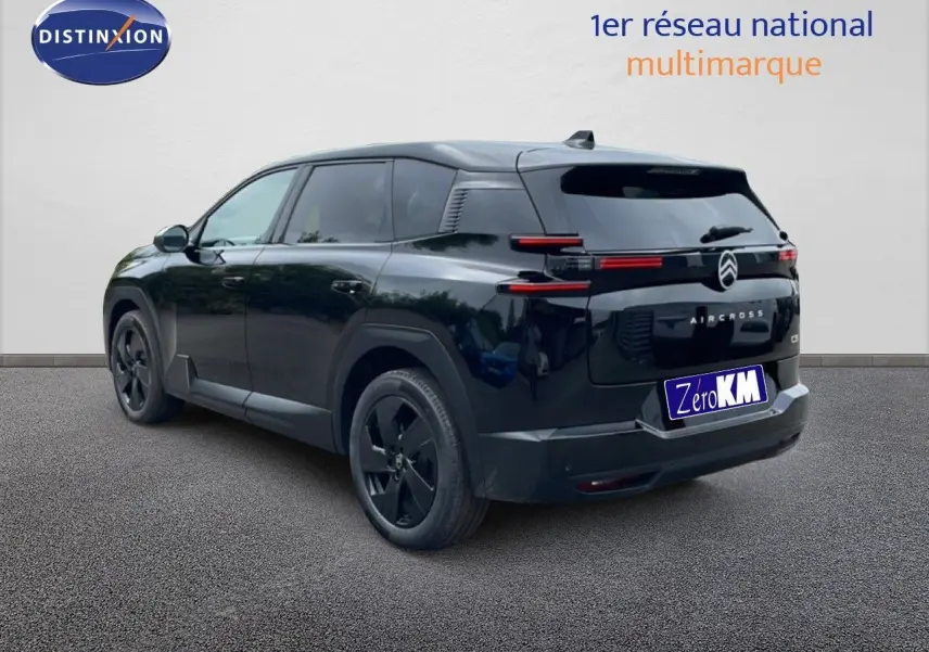 Vue 3/4 arrière droite du Citroën C5 Aircross noir perle métal avec feux arrière LED et jantes noires.