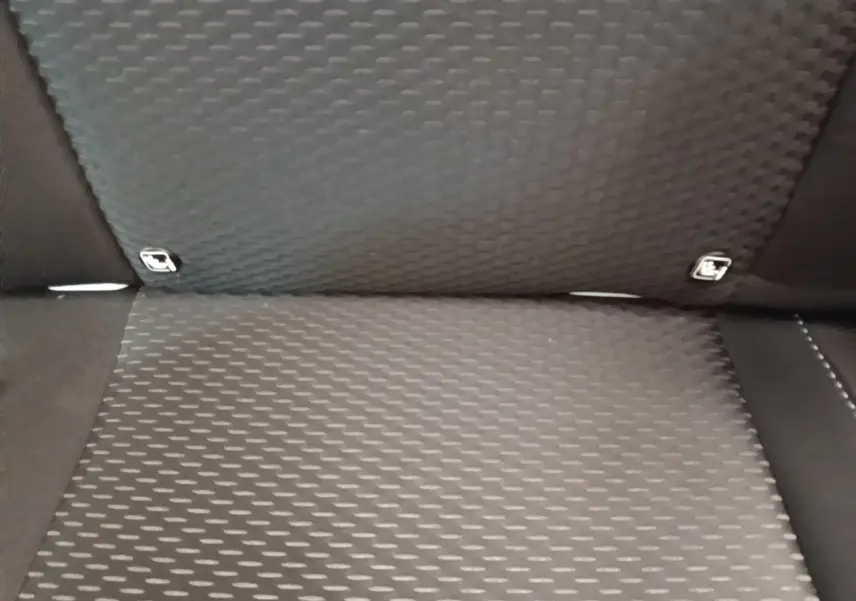 Gros plan sur la banquette arrière noire du Dacia Duster Confort Blue dCi 115 4x4 avec fixation Isofix visible.