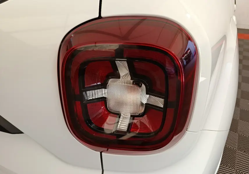 Gros plan sur le feu arrière droit rouge et blanc du Dacia Duster blanc version Confort Blue dCi 115 4x4 de 2021.