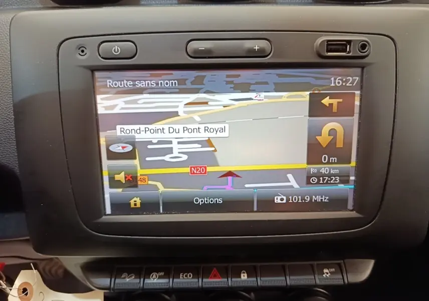 Écran tactile central du tableau de bord du Dacia Duster 2021 affichant un GPS avec itinéraire.