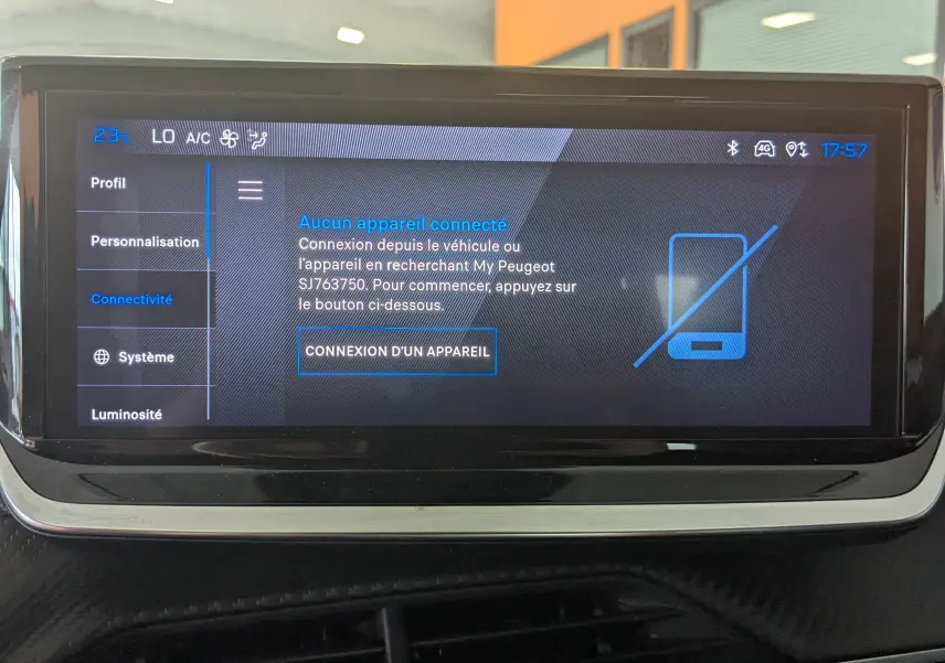 Écran tactile 10 pouces du Peugeot 2008 Hybrid 145, affichant le menu de connexion Bluetooth dans l'habitacle.