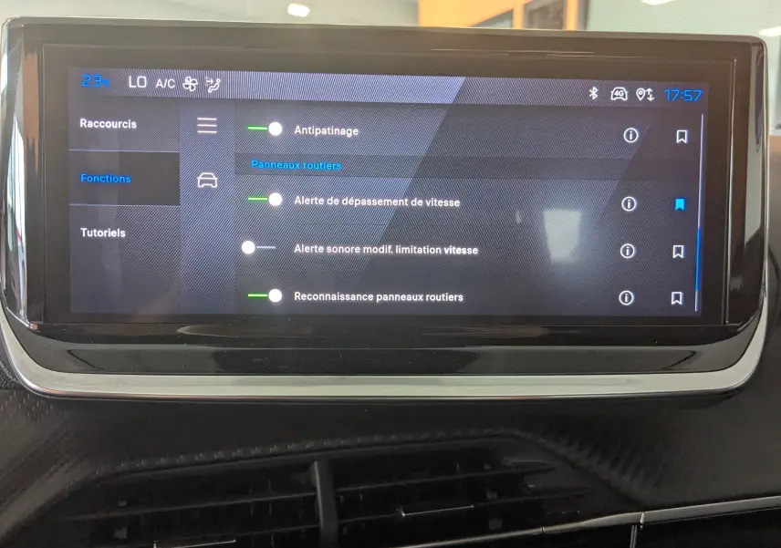 Écran tactile central du Peugeot 2008 Hybrid 145 montrant les réglages d’aide à la conduite et de reconnaissance des panneaux routiers.
