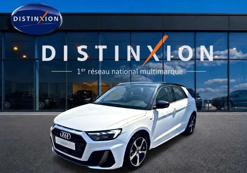 Audi A1 Sportback blanc et noir vue 3/4 avant droit devant un showroom Distinxion.
