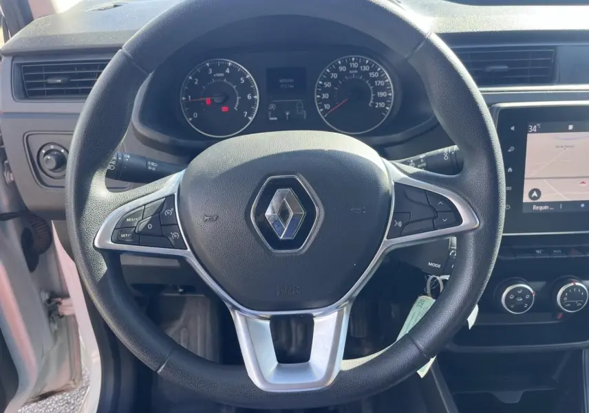 Vue rapprochée du volant noir avec logo Renault au centre et tableau de bord du Renault Express Van 2022.