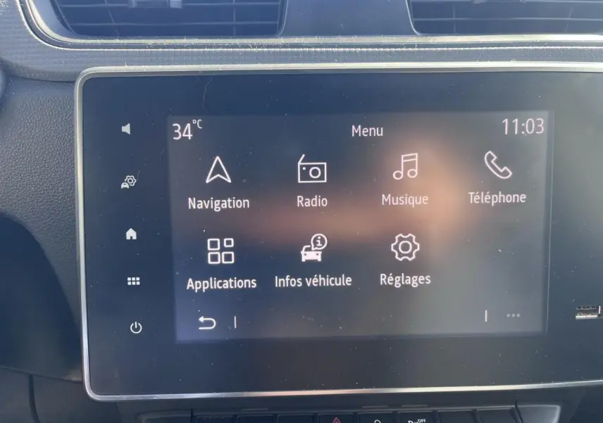 Écran tactile central du Renault Express Van 2022 affichant le menu principal avec navigation et radio.