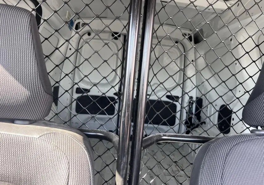 Vue intérieure du Renault Express Van 2022 blanc Glacier, montrant la cloison métallique entre cabine et espace de chargement.