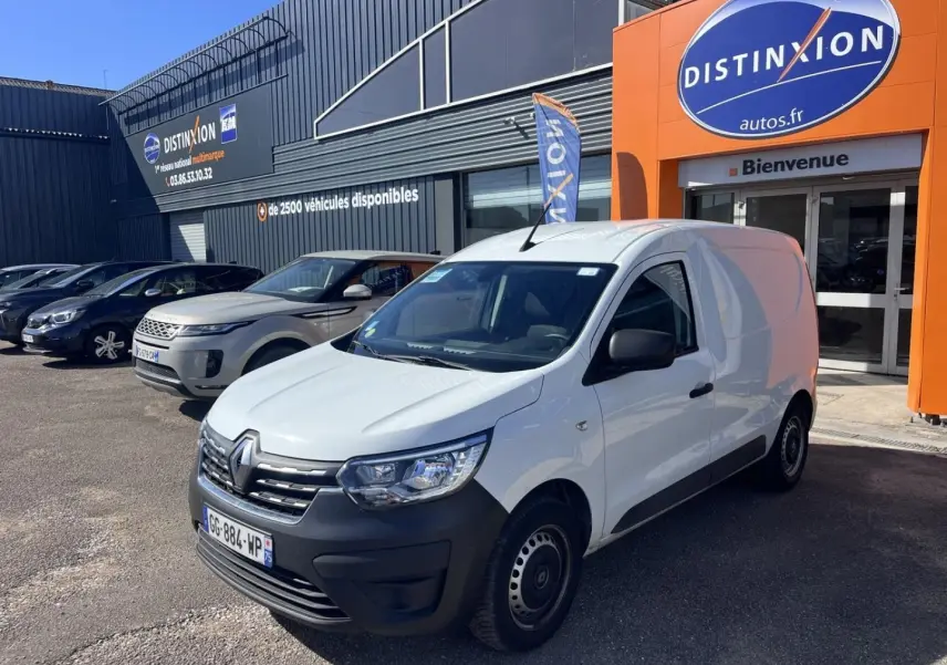 Renault Express Van blanc glacier en 3/4 avant droit, avec porte latérale coulissante et pare-chocs noirs.