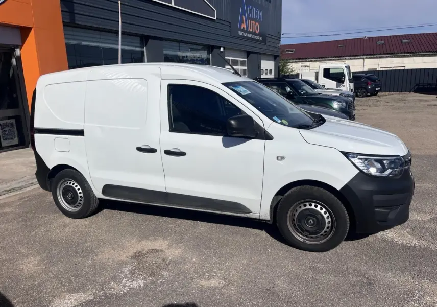 Renault Express Van blanc glacier vu de profil côté droit, avec porte latérale coulissante et enjoliveurs noirs.