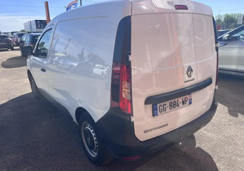 Vue 3/4 arrière droite du Renault Express Van blanc Glacier avec porte latérale coulissante et enjoliveurs noirs.