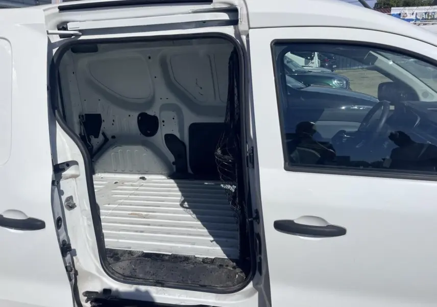 Vue latérale gauche du Renault Express Van blanc Glacier avec porte coulissante ouverte dévoilant l’espace de chargement vide.