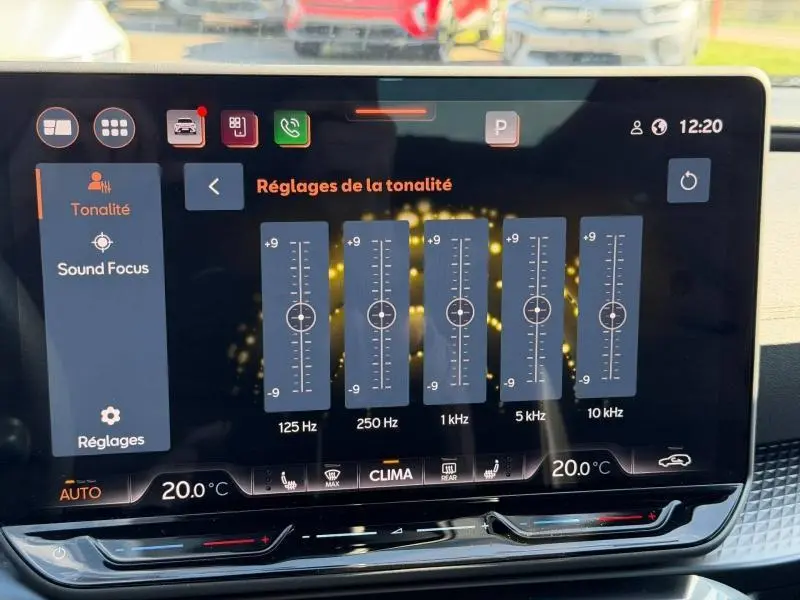 Vue de face du tableau de bord du CUPRA Formentor 2025 noir Minuit métallisé, avec écran tactile des réglages audio affiché.