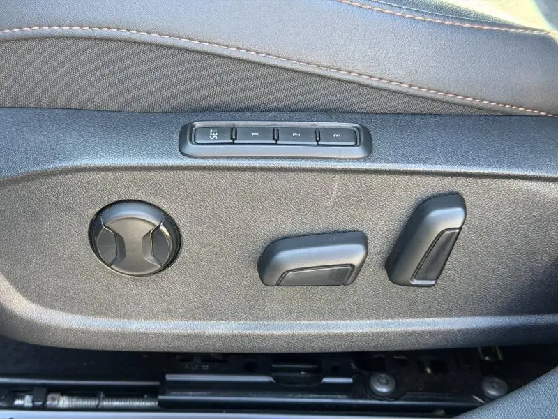 Gros plan sur les commandes de réglage électrique des sièges du CUPRA Formentor 1.5 eTSI Hybrid noir Minuit métallisé.