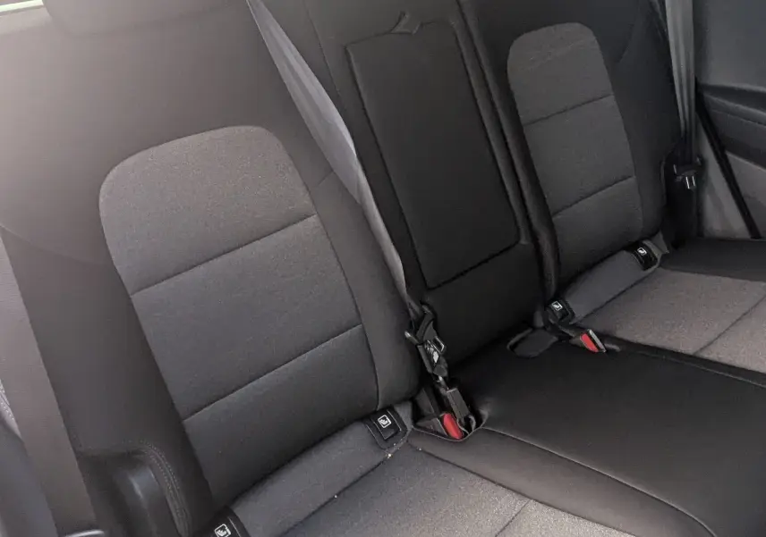 Vue intérieure arrière du siège banquette noir et gris du Hyundai Tucson III 2019, avec ceintures de sécurité visibles.