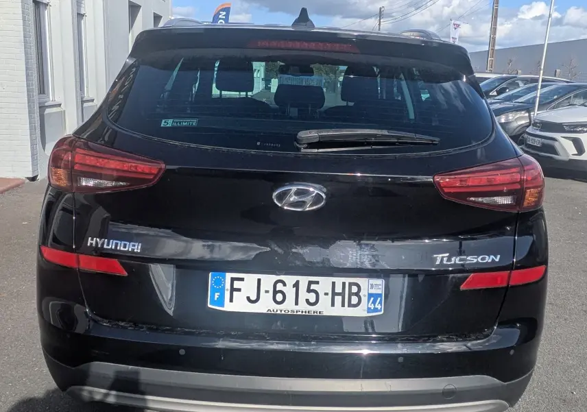 Vue arrière d'un Hyundai Tucson noir 2019 avec feux LED et double sortie d'échappement visible en extérieur.