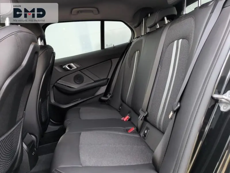 Vue intérieure côté droit des sièges arrière en tissu et similicuir gris anthracite d'une BMW Série 1 118iA Edition Sport 2024 Saphirschwarz métallisé.