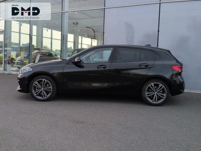 BMW Série 1 118iA 2024 en saphirschwarz métallisé, vue de profil côté gauche, jantes alliage sport visibles.
