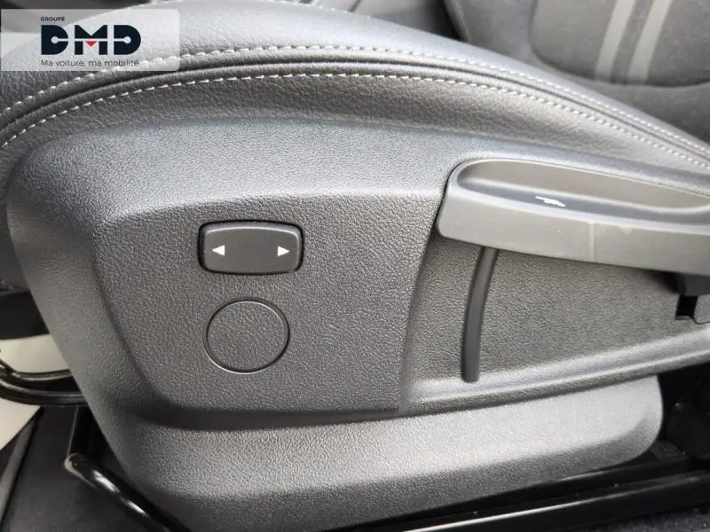 Gros plan sur les commandes de réglage du siège avant droit en tissu gris de la BMW Série 1 118iA 2024.